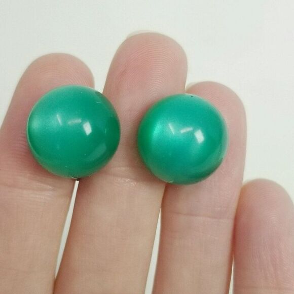 Vintage Green Lucite Dome Clip On Earrings, Moonglow Plastic Screw Backs - Picture 7 of 7